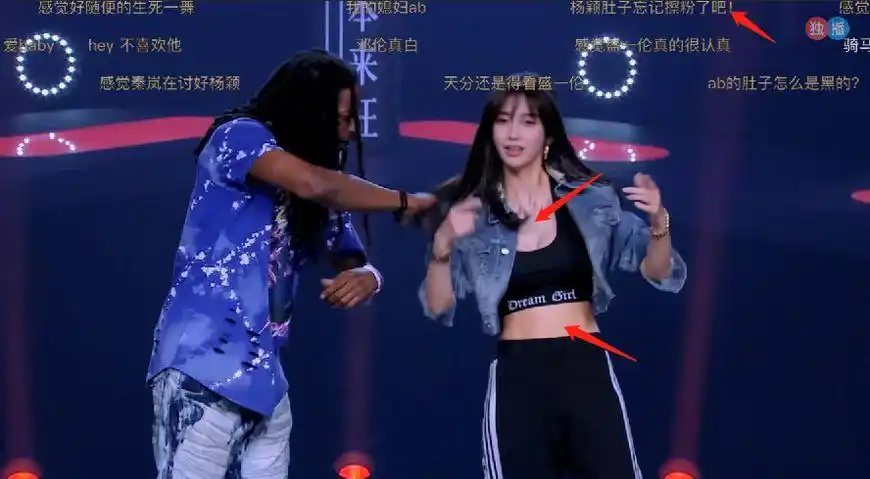 但是也看得出杨颖努力了,因为在后台其它选手跳舞的时候,自己还一直