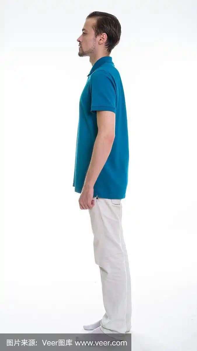 年轻的大胡子男子站在白色背景下的全身照侧面视图