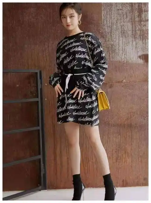 原创李兰迪瘦身成功身着红色亮片裙锁骨惹眼完全不见小粗腿