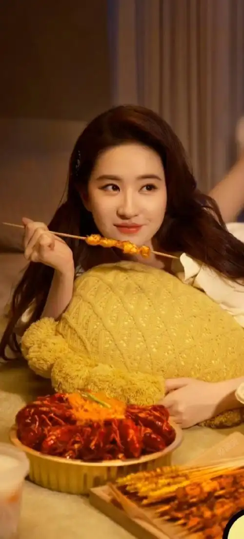 90刘亦菲99#刘亦菲全国巡吃#    头像/壁纸/背景图/无字纯净版