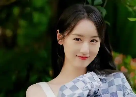 2015年,袁冰妍参演了热播剧《老九门》,并在剧中出演"二月红妻子"一角