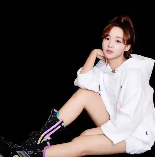 不得不说吕小雨这个甜美的笑容超级治愈,难怪那么多人喜欢她呢,一眼就