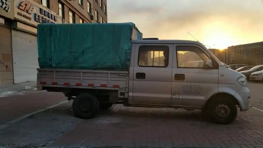 带棚小型货车