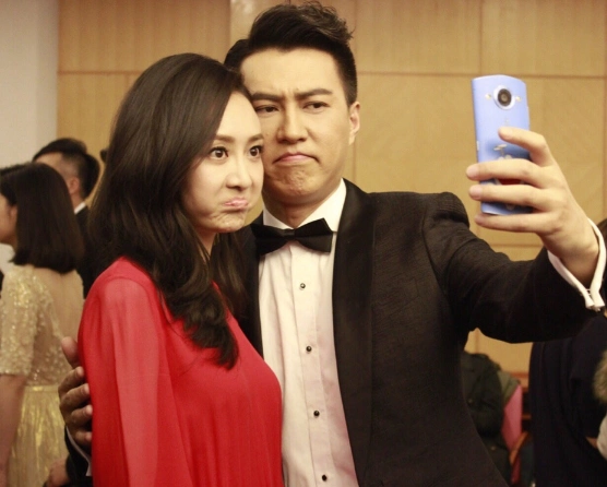 靳东的亲密合照:第二张宠溺,看到第四张我才知道他的真爱是谁!