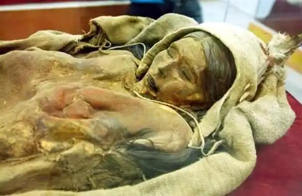 罗布泊是中国四大无人区之首,自然环境恶劣,降雨量极少,是中国最干旱