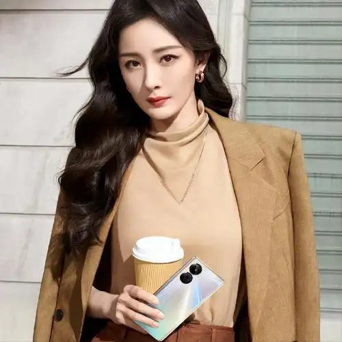 杨幂新剧用代言的realme v15手机,网友热议:精英律师用千元机?