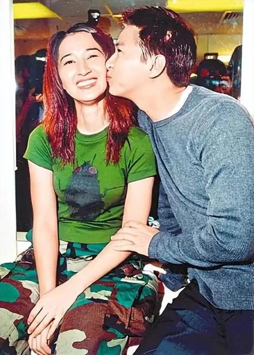 那个时候,看上关咏荷的人很多,不免有许多有钱的富豪,可她偏偏被这样