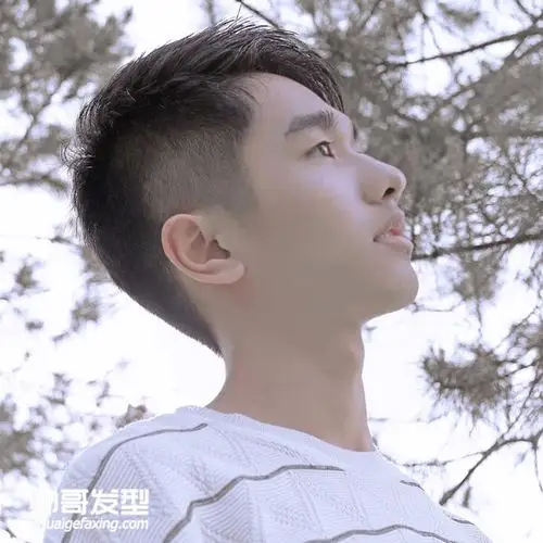 黑色短发帅哥图片 高中男生大学男生适合的帅气黑色发型