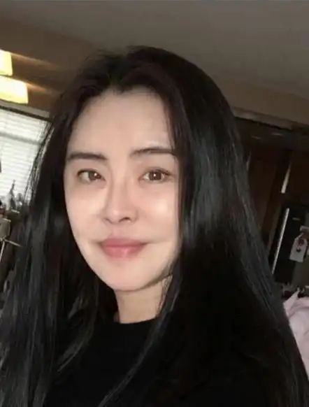 52岁王祖贤晒近照笑靥如花头发乌黑茂密自嘲步入老年