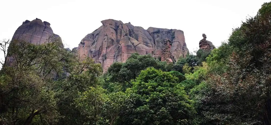龟峰风景名胜区位于江西省弋阳县西南部,是世界地质和自然遗产名胜区.