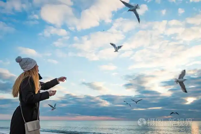 快乐成熟的女人,长着美丽的长发,戴着白色的针织帽