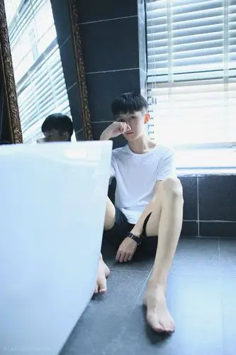 最好看的高中男生黑色短发 两边内削底的发型