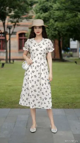 穿裙子的季节还是连衣裙更受欢迎更能展现女生素雅清秀的气质