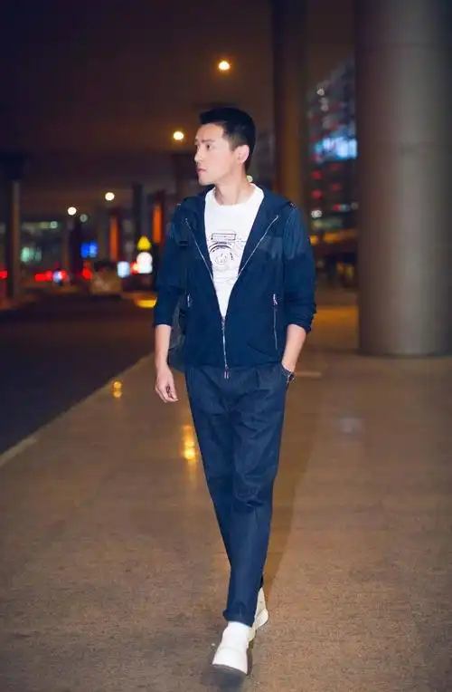 胡歌身着emporio armani特别限量款t恤