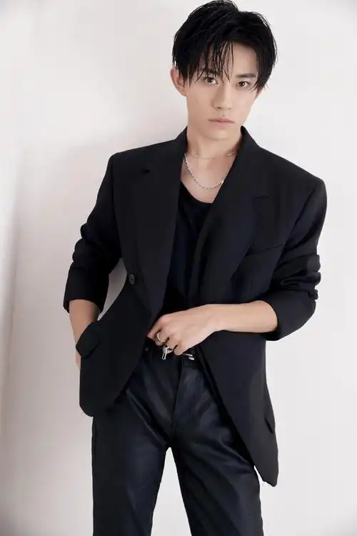易烊千玺黑色西服冷峻帅气写真