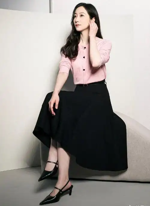 美女韩雪脚上的性感高跟鞋准确地踩在了男人的心坎上