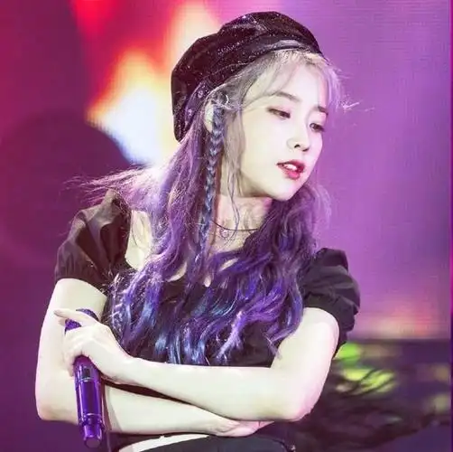 iu新造型曝光!机场照公开粉金色头发超级仙,亲口认:回归快来了