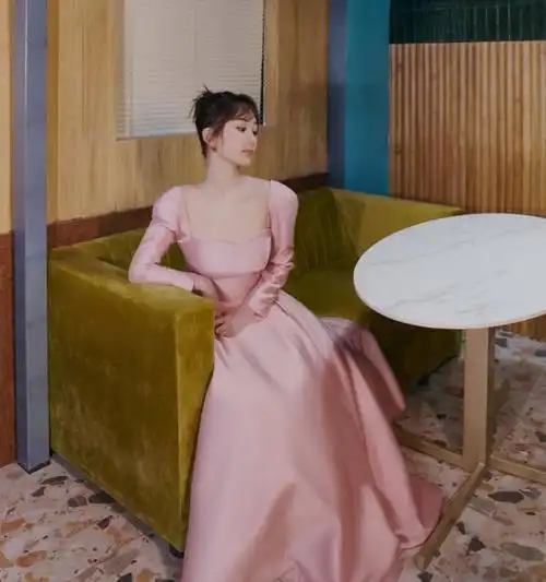 杨紫直角肩美出圈蜜桃裙穿出九头身比例性感方领秀迷人锁骨
