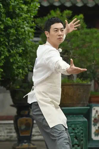 朱亚文《奔跑吧》召开武林大会 化身"洪灰黄"救死扶伤