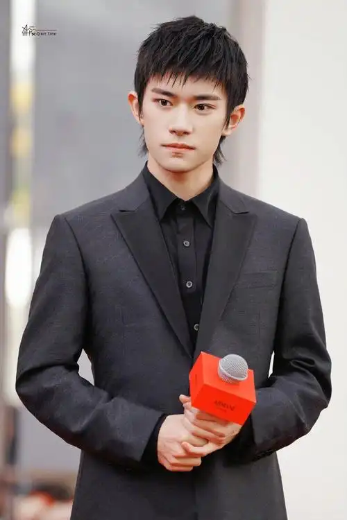 易烊千玺直播全黑西装造型##明星时尚