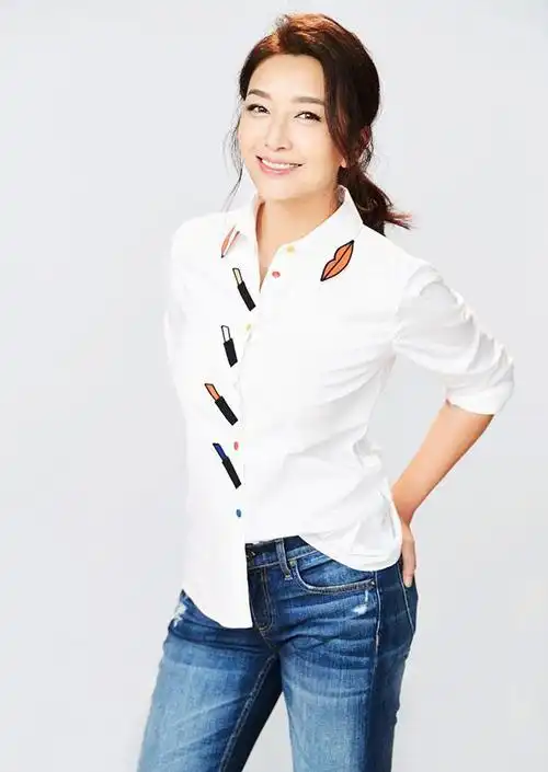 1/ 5 画面中的她梨涡浅笑,简单扎起的马尾在活泼可爱中不乏精致女人味