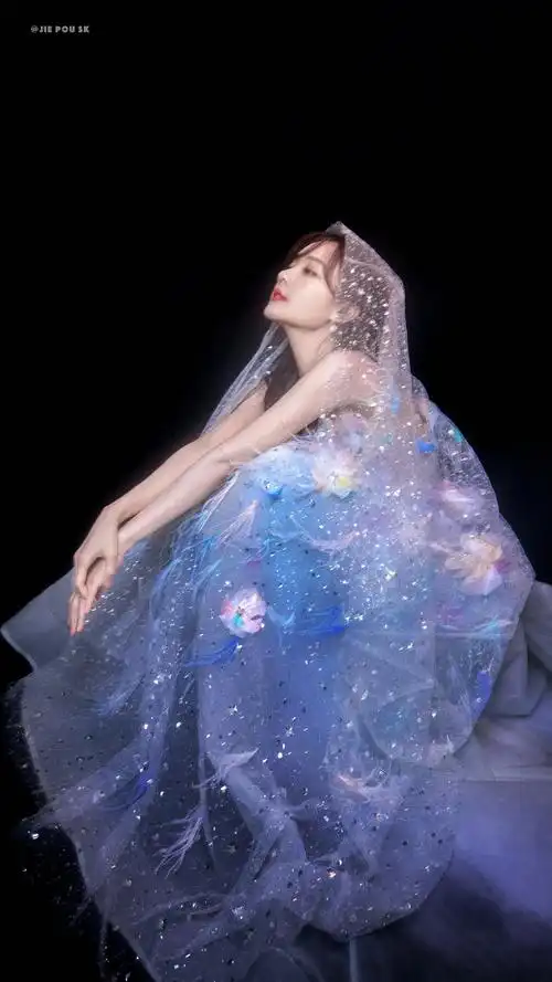 看见李一桐一次就陷入爱河一次,这次婚纱造型又轻轻把我秒了,这就是