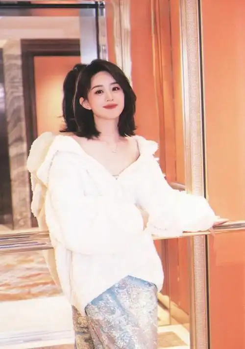 赵丽颖美出新高度,一袭蓝鱼尾亮片裙搭披肩优雅大气,生图超绝|裙子_网