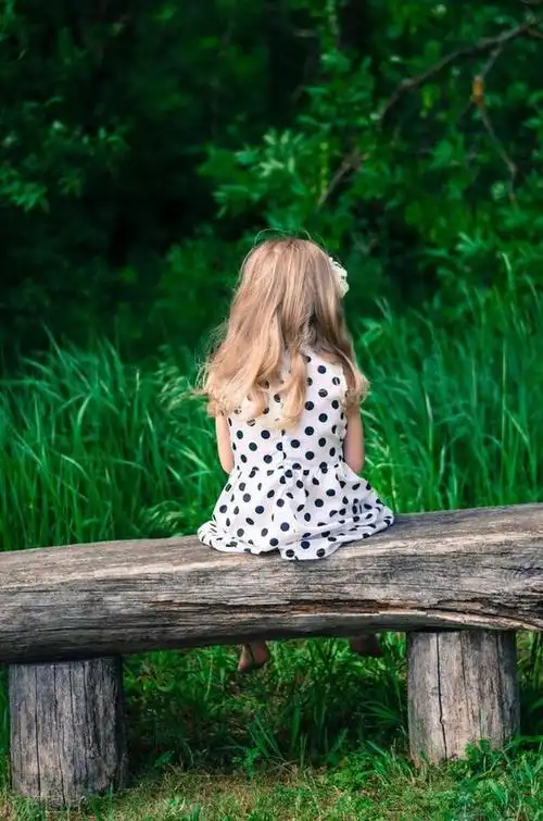 16年浙江女孩瞒着爸妈寻找养父母跪养母坟前号啕大哭来晚了