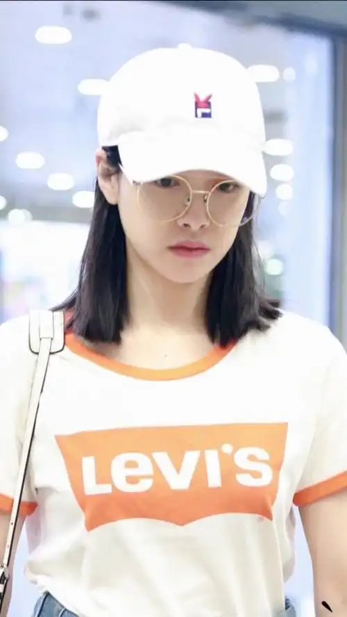 宋茜素颜旧照曝光 皮肤细腻眼神清澈少女感十足