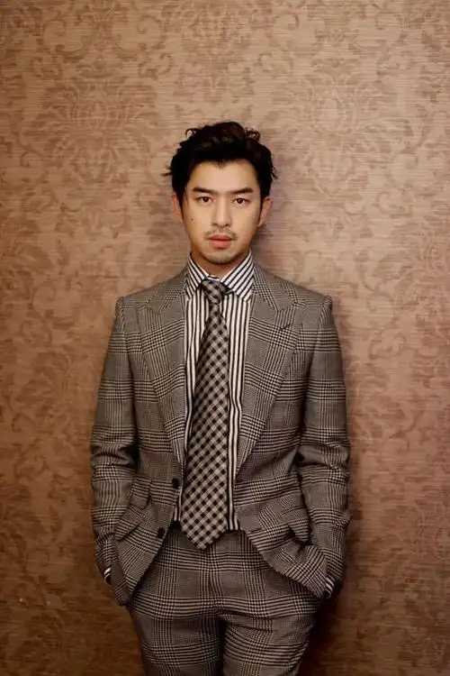 陈柏霖穿一身"错视西装",加上沧桑的小胡子越看越帅