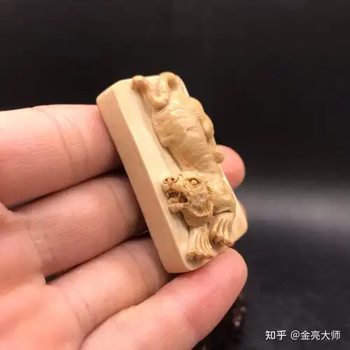 这是用猛犸象牙咖啡材料,手工雕刻的下山虎题材的吊坠牌子.