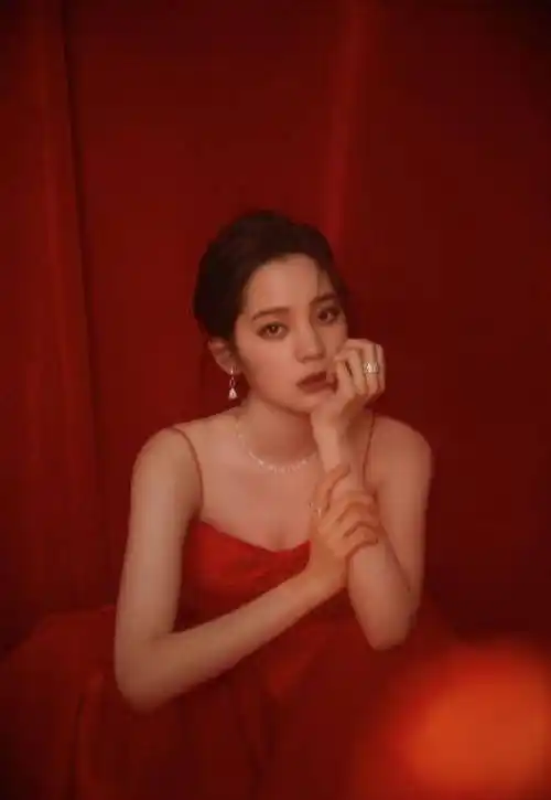 原创欧阳娜娜机场图穿黑色短款上衣网友表示看起来是酷酷的感觉