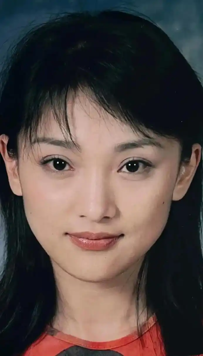 这是一张高清的年轻时期的周迅照片.她的五官非常精致,比例协调,整张