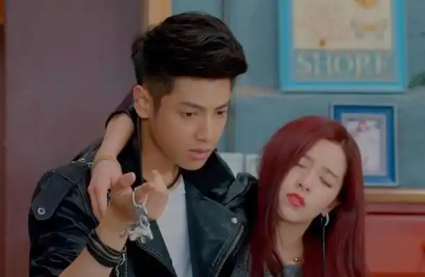 除此之外,孩子的小姨关珊珊也闯进了他们的生活,和他们一起开始了一段