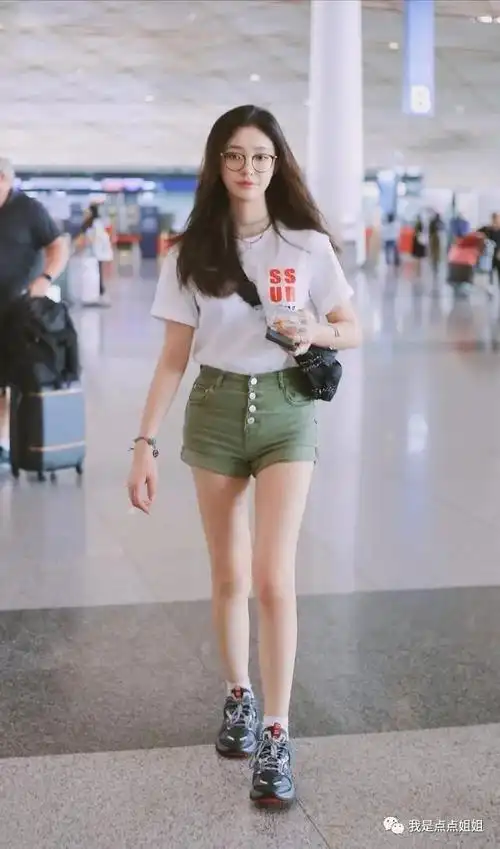 林允自信过头穿那么紧的齐臀裤还勒出褶子看着真不太美