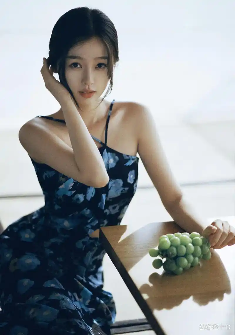 虞书欣麻花辫发量让人羡慕,身穿吊带连衣裙尽展好身材