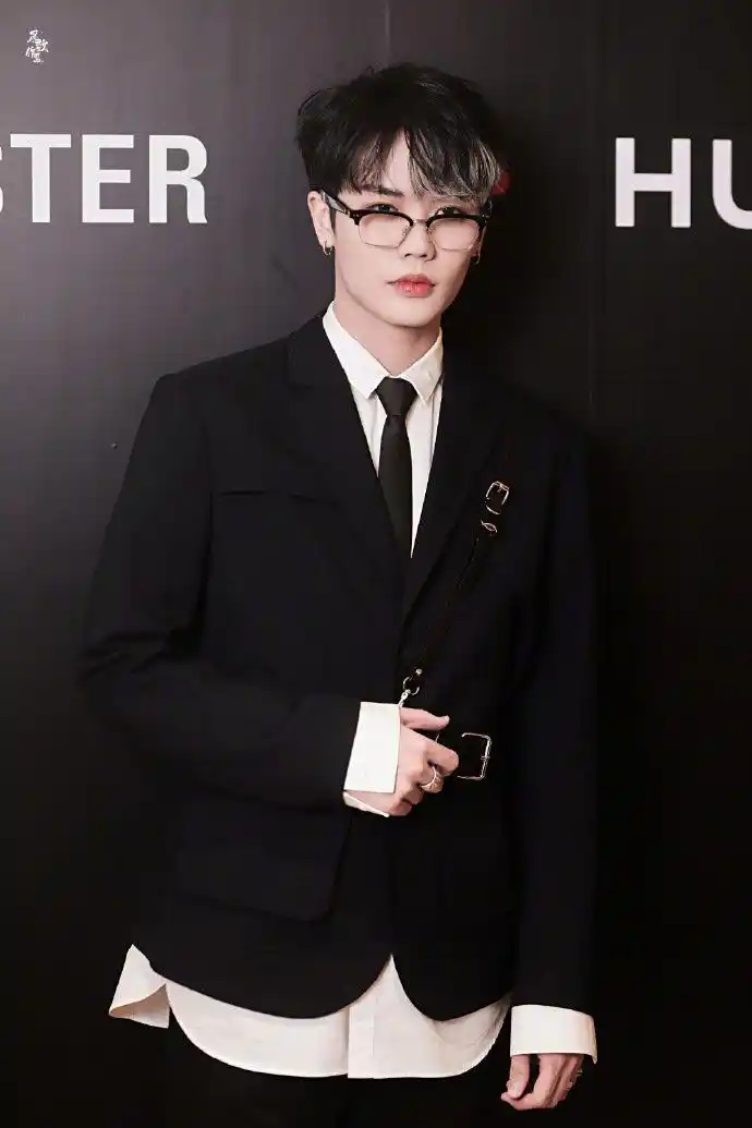 林彦俊黑色束腰西装,品牌活动饭拍,一身黑色西装,高级又有酷感