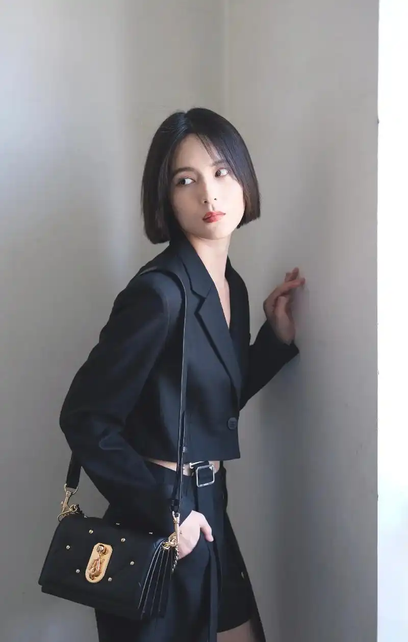 演员孙安可酷感造型出场黑金相遇气场十足立体肌理平衡个性