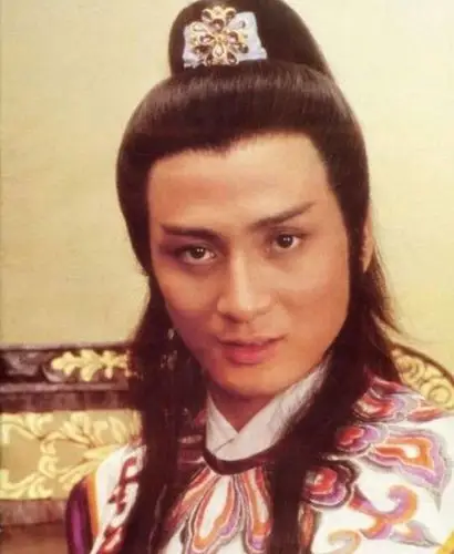 不知道是否车上冷气太凉,汤镇业下车时还一度激凸!