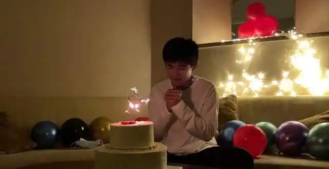 在微博上晒出了易烊千玺过生日对着蛋糕许愿的照片虽然照片有点座机的