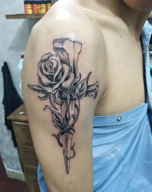 手臂十字架玫瑰纹身图片