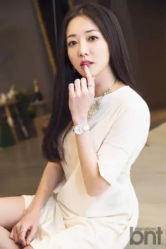 演员崔贞媛拍写真 白裙秀优雅恬静小女人