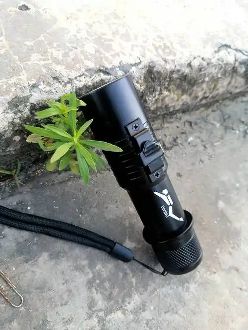 潜水手电筒强光超亮led专业潜水手电筒水下抓鱼超亮防水远射强光户外
