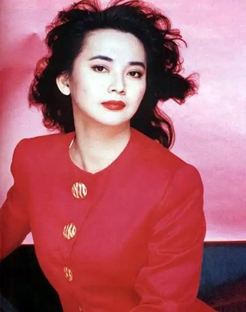 与黑帮老大唐重生痴恋的胡慧中为何嫁给了如今已入狱的何志平