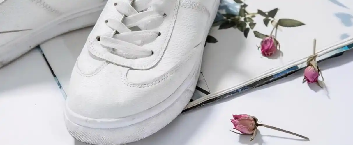 鞋子上的液体(lo鞋里有白色不明液体)插图