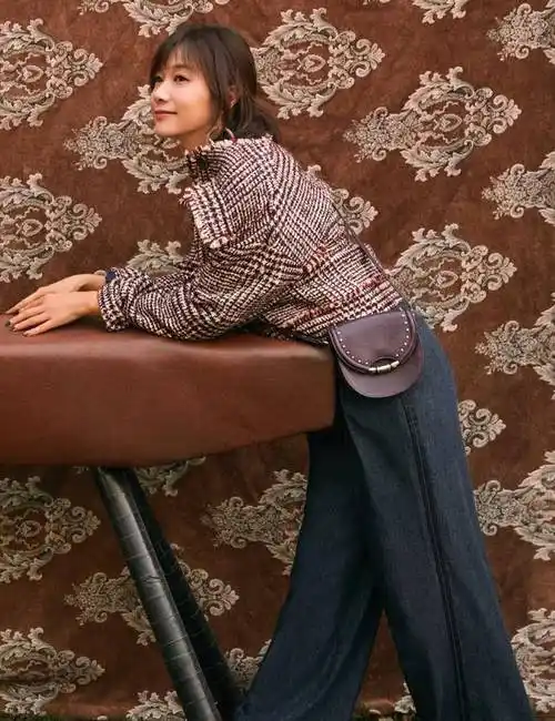 45岁徐静蕾也追潮流?金色波波头衬得肤白透亮,配时尚装认不出