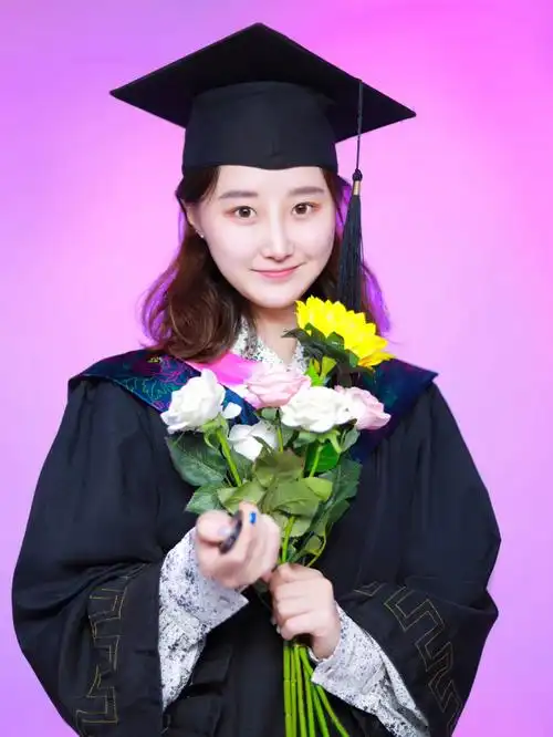 毕业季学士服留念自拍