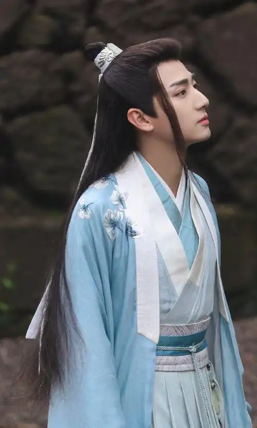 夜燕白杀青#恭喜《夜燕白》杀青,@-刘昱晗-古装也太好看了吧.