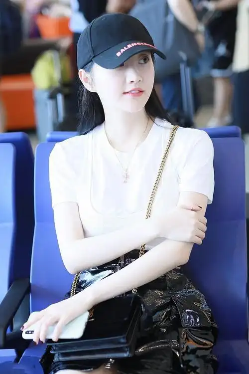 景甜不好好穿衣,紧身背心硬要穿在t恤外,竟然秀出了凹凸好身材