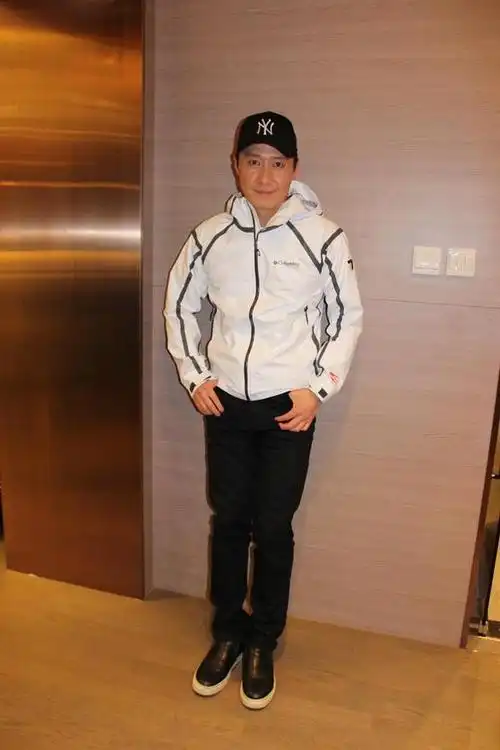 56岁黎明的二婚娇妻原来是她她穿搭休闲神似乐基儿气质高雅